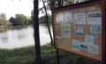 Informační deska u rybníka